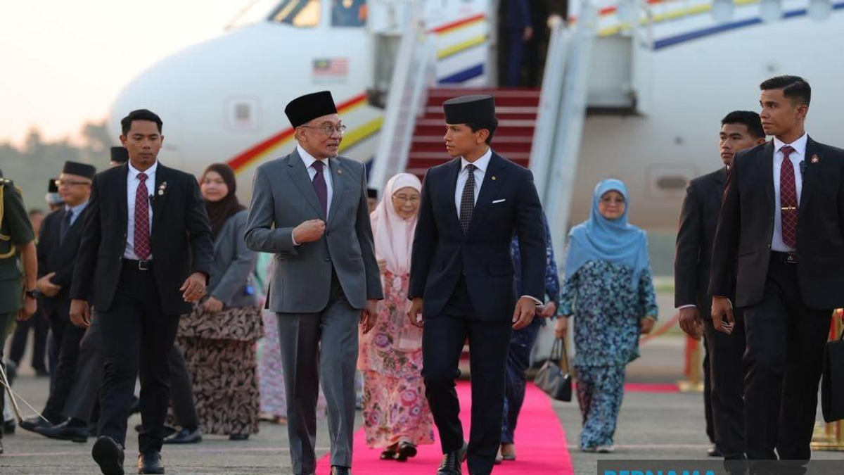 PM Anwar Arrives in Brunei for Landmark Leaders' Consultation