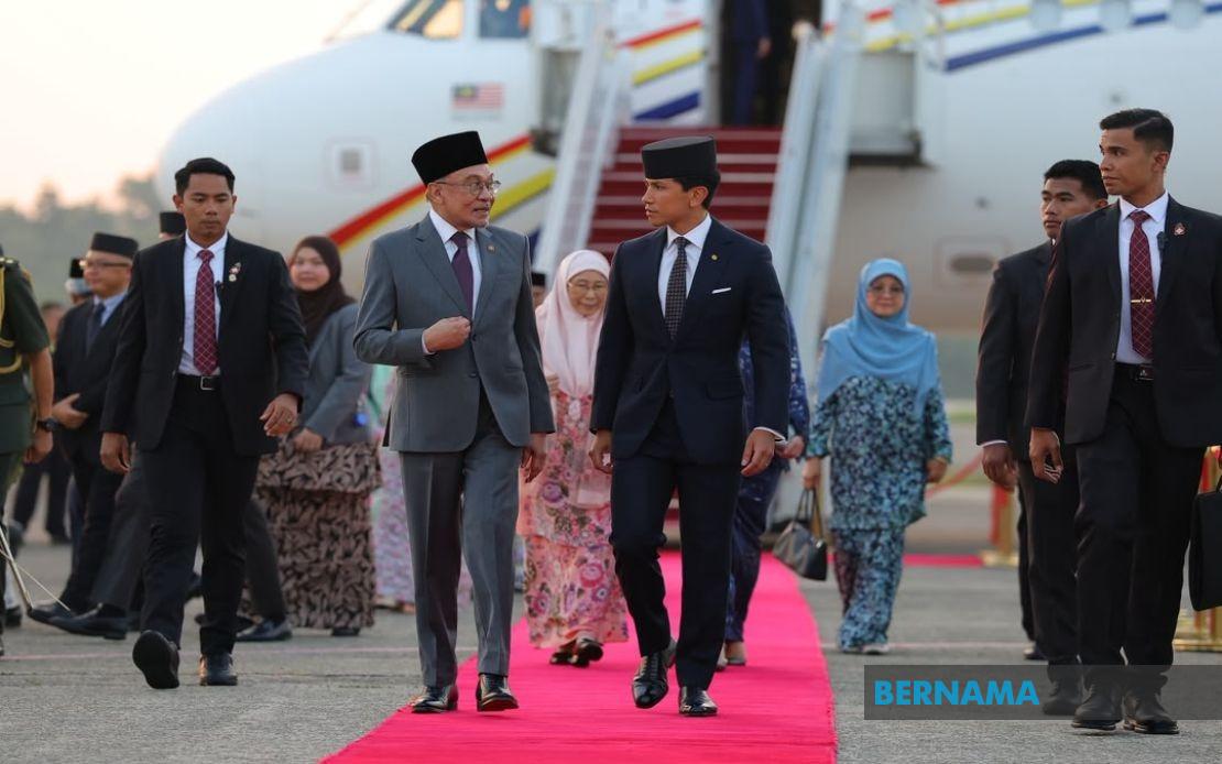 PM Anwar Arrives in Brunei for Landmark Leaders' Consultation