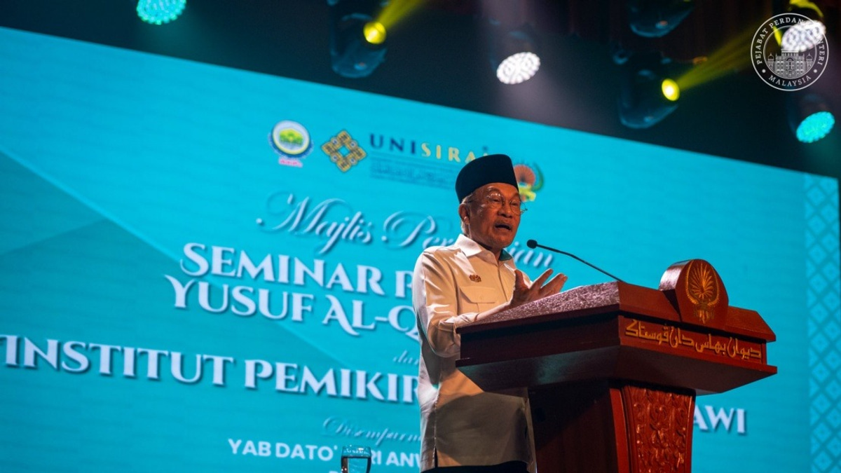 PM Anwar Pledges RM2 Million to Al-Qaradawi Thought Institute