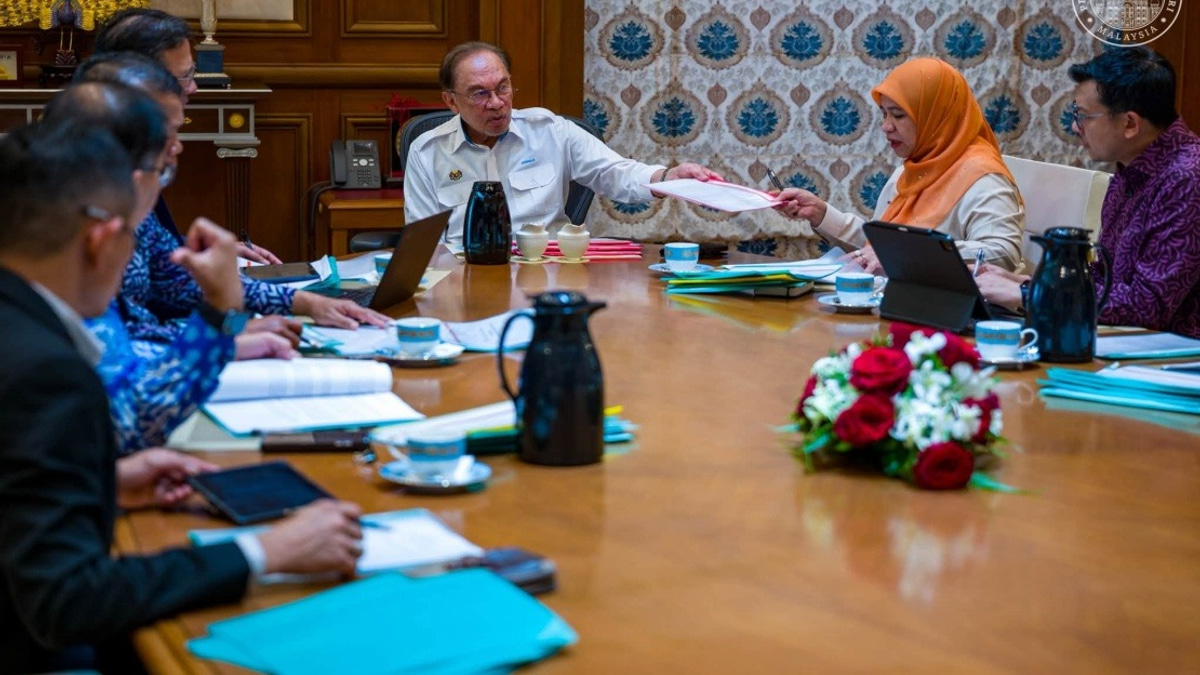 Anwar Pushes FELDA to Urgently Address Second-Generation Housing and Land Disputes
