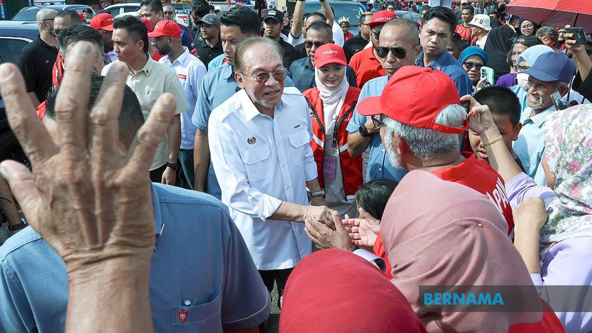 Grandmother's Motorcycle Journey Through Palm Estate Helps Grandson Achieve Dream of Meeting PM Anwar