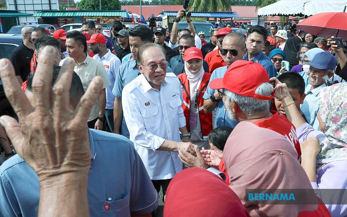 Grandmother's Motorcycle Journey Through Palm Estate Helps Grandson Achieve Dream of Meeting PM Anwar