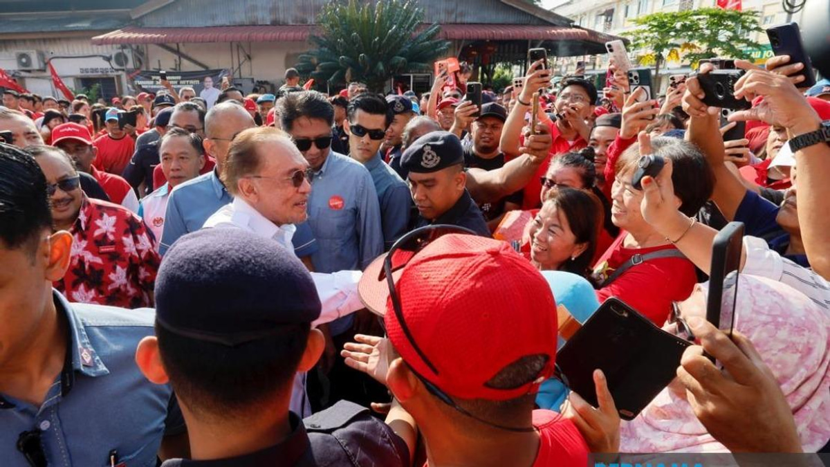 Anwar's Johor Campaign Push Energises Pakatan Harapan Ground Game in Machap, Layang-Layang