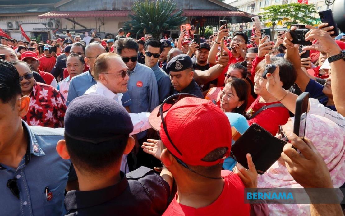 Anwar's Johor Campaign Push Energises Pakatan Harapan Ground Game in Machap, Layang-Layang