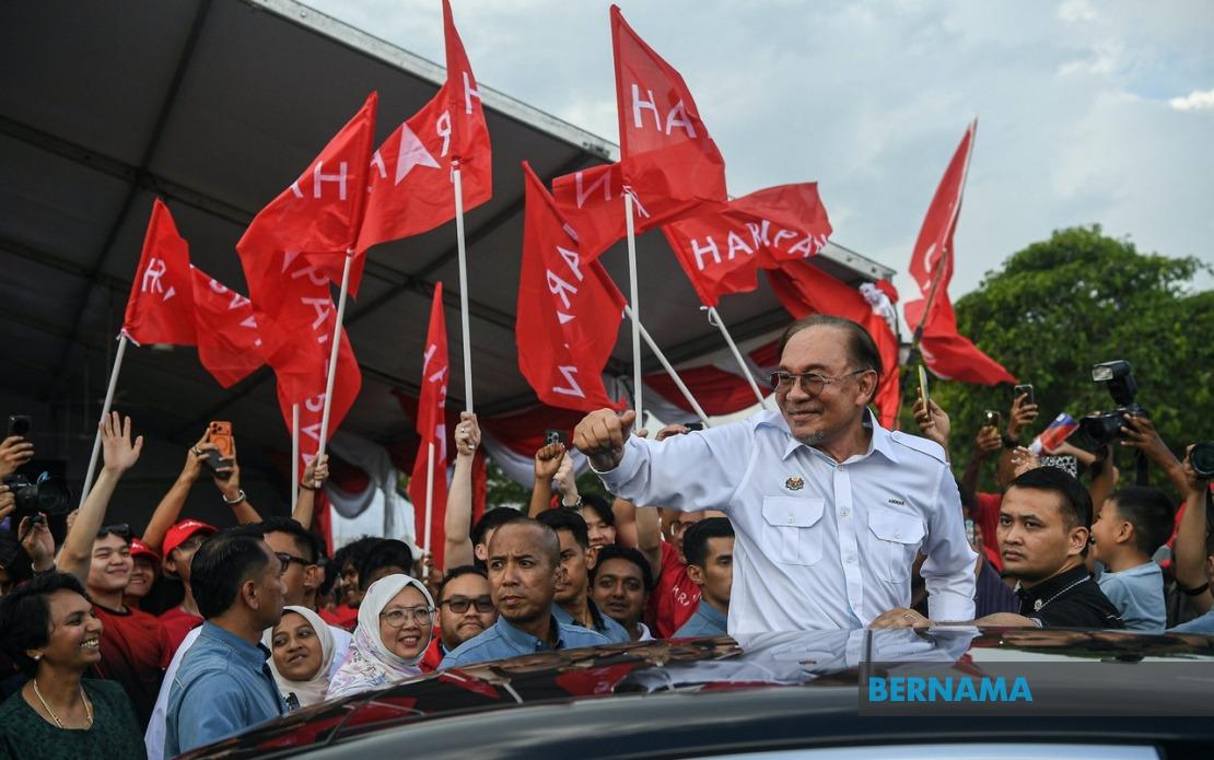 Anwar's Johor Campaign Trail Energizes Pakatan Harapan Push
