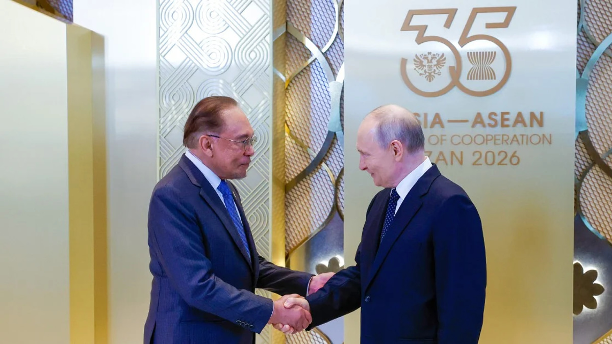 Anwar and Putin Explore Energy Ties and Currency Shifts in Bilateral Talks