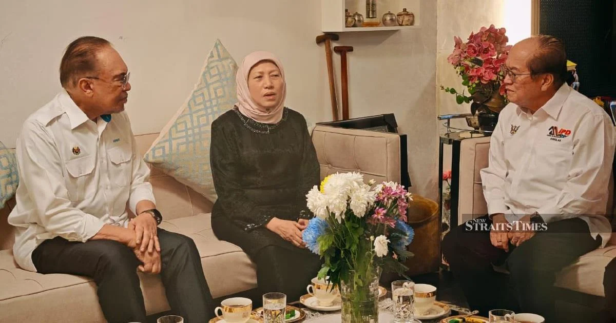 PM Anwar Visits Nancy Shukri to Offer Condolences Over Husband's Passing