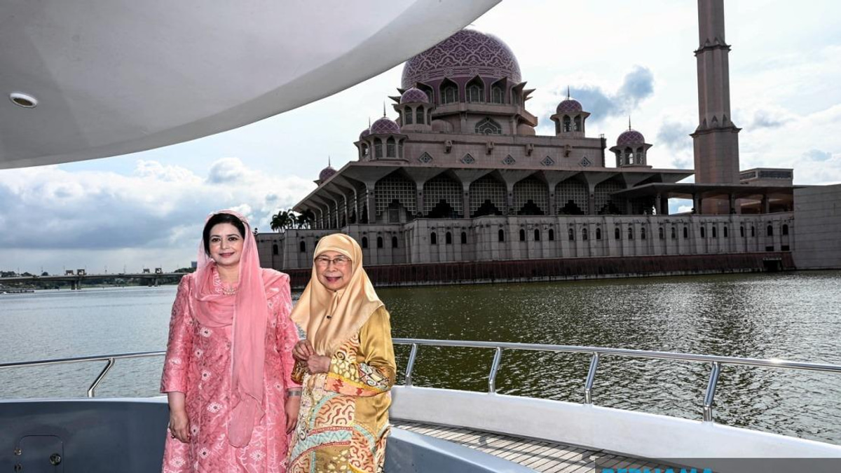 Bangladesh PM's Wife Enjoys Putrajaya Lake Cruise During Official Visit