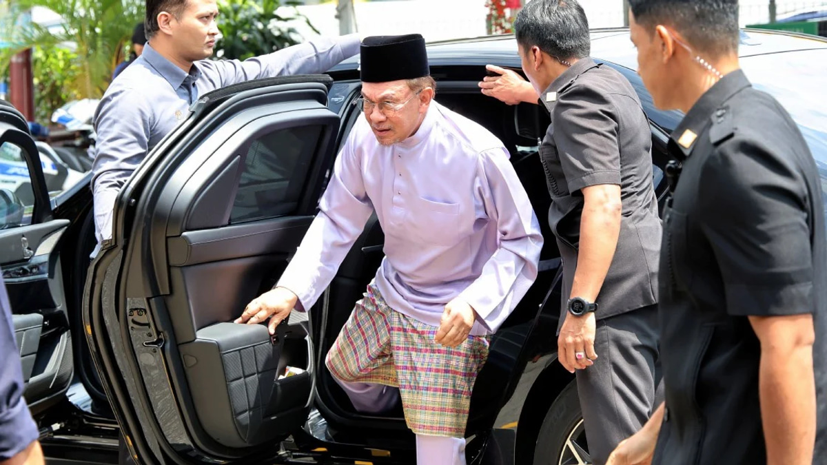 Anwar urges political respect and humility ahead of Johor election campaign