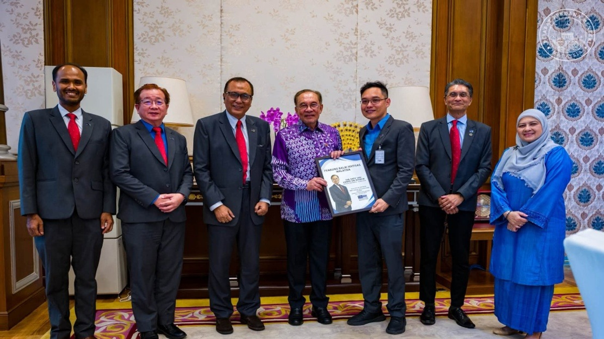 Anwar Prioritises AI Skills and Talent Pipeline in Meeting with Malaysian Professional Centre