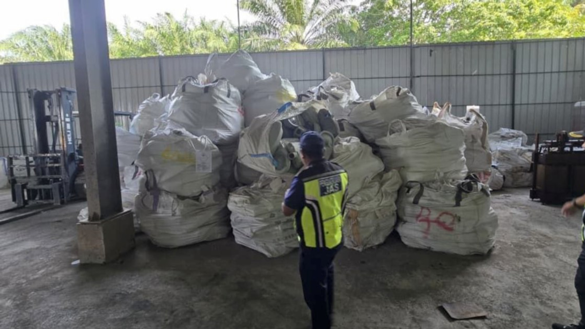 Authorities Seize RM6.4 Million Worth of Illegal E-waste in Kuantan Raid