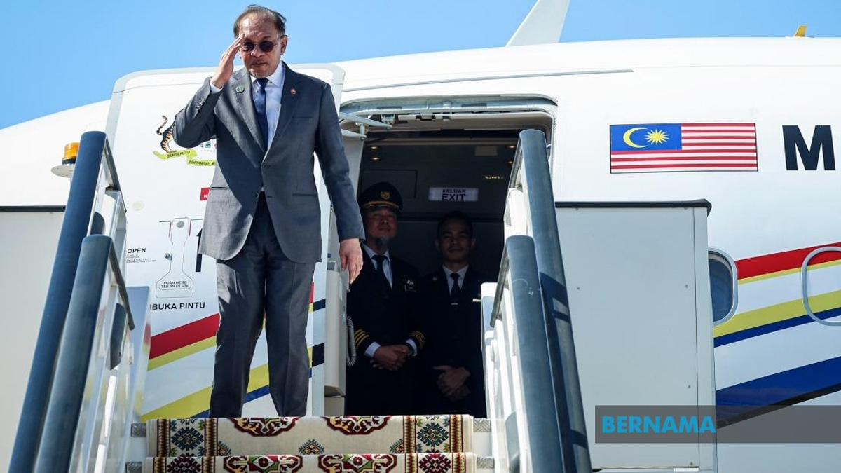 Anwar Races From Turkmenistan to Penang for Industrial Launches and Press Awards