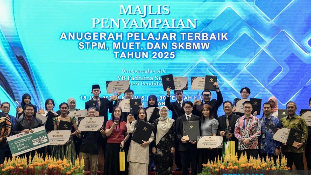 Eighteen Top STPM Graduates to Receive Public University Scholarships