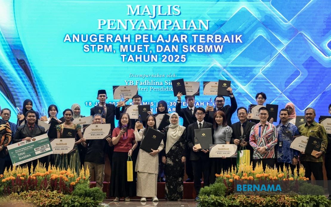 Eighteen Top STPM Graduates to Receive Public University Scholarships