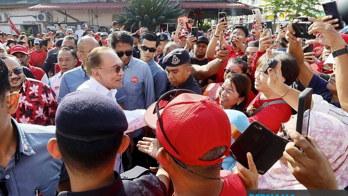 PM Anwar Ibrahim Meets Elderly Couple Who Travelled by Trishaw to See Him