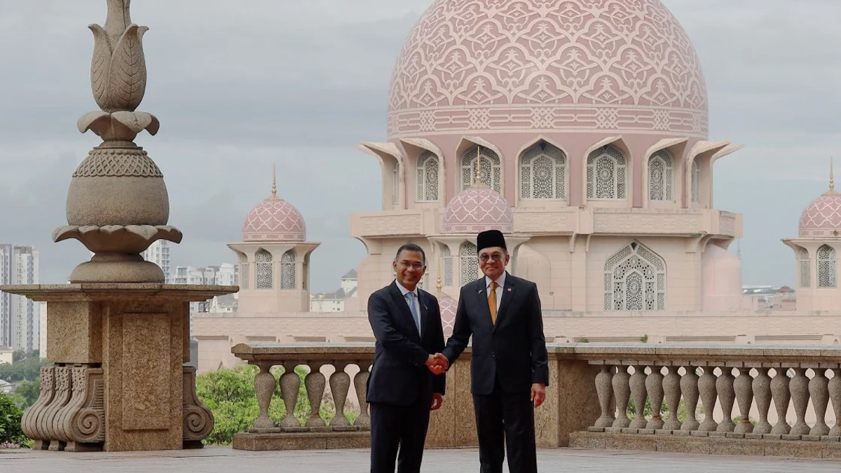 Anwar Receives Bangladesh PM Tarique Rahman in Putrajaya for Bilateral Talks
